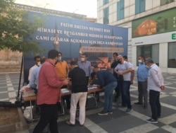 A nationwide petition calling for the Hagia Sophia to be turned into mosque has been launched. In Sanliurfa, people queue to add their names. (Birlik Foundation)