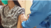 Seorang sukarelawan menerima suntikan vaksin dalam simulasi tes vaksin Covid-19 di Fakultas Kedokteran Universitas Padjajaran, Bandung, 5 Agustus 2020. (Photo: VOA / Rio Tuasikal)