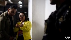 La jefa del Instituto de Víctimas, Ligia Hernández, habla con su abogado Juan Zaghi luego de ser arrestada en la Ciudad de Guatemala. Hernández, cercana al presidente de Guatemala, Bernardo Arévalo, fue arrestada el 13 de agosto de 2024 en investigación sobre el partido Semilla.