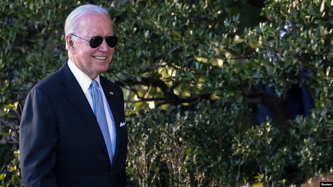 El presidente de Estados Unidos, Joe Biden, camina antes de dar la bienvenida a los Milwaukee Bucks al jardín sur de la Casa Blanca para honrar al equipo por su Campeonato de la NBA. Foto: Scott Taetsch-USA TODAY Sports vía Reuters.