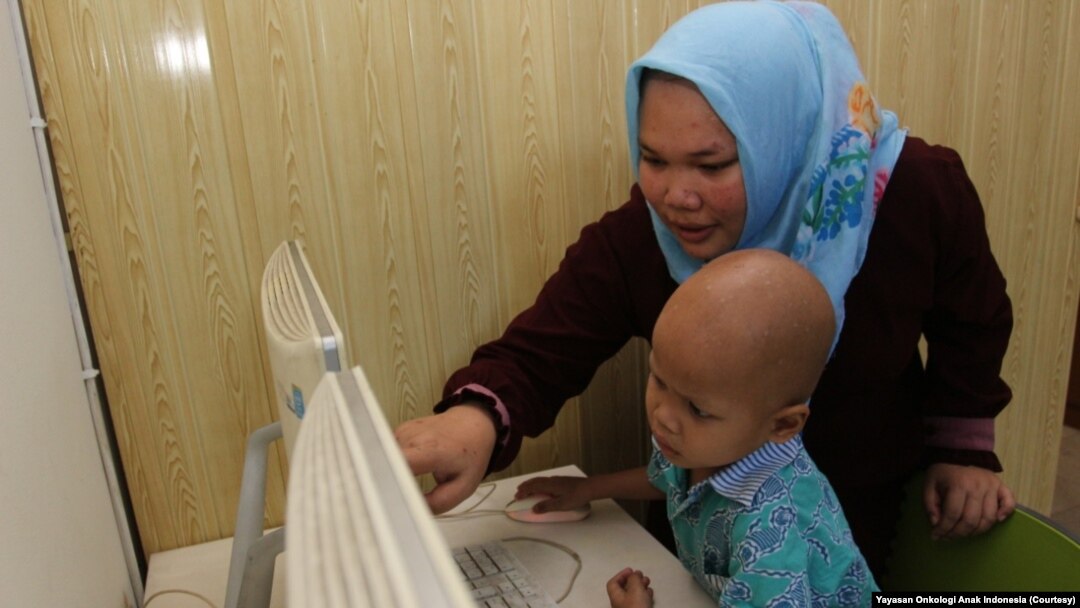 Adit, pasien kanker anak yang berasal dari Riau bermain didampingi ibunya bermain di Rumah Singgah Graha Yayasan Onkologi Anak Indonesia (YOAI). (Foto: Yayasan Onkologi Anak Indonesia)
