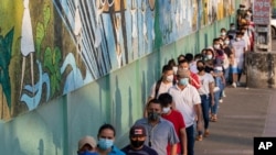 Votantes hacen fila en una mesa electoral en Guayaquil, Ecuador, en la segunda ronda comicial para elegir presidente, el domingo 11 de abril de 2021.