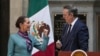 Menteri Ekonomi Meksiko Marcelo Ebrard berbincang dengan Presiden Meksiko Claudia Sheinbaum (kiri) usai konferensi pers di Istana Nasional di Mexico City, Selasa, 15 Oktober 2024. (Foto: Fernando Llano/AP Photo)