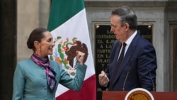 Menteri Ekonomi Meksiko Marcelo Ebrard berbincang dengan Presiden Meksiko Claudia Sheinbaum (kiri) usai konferensi pers di Istana Nasional di Mexico City, Selasa, 15 Oktober 2024. (Foto: Fernando Llano/AP Photo)