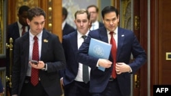 Esta fotografía difundida por la Oficina del Presidente de Ucrania, el 11 de marzo de 2025, muestra al Secretario de Estado de EEUU, Marco Rubio, caminando durante la reunión de las delegaciones de Ucrania y EEUU en Yeda.