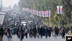 Para pendukung partai Pakistan Tehreek-e-Insaf milik mantan perdana menteri Imran Khan yang dipenjara bergerak menuju alun-alun D-Chowk yang dekat dengan Zona Merah, di Islamabad, Pakistan, 26 November 2024. (W.K. Yousufzai/AP)