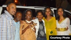 Umucurarunzi Emy ari kumwe n'abanyaEthiopia