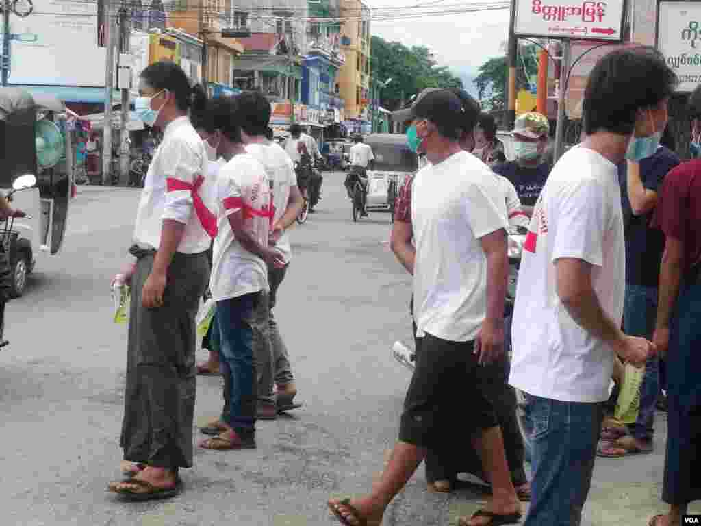 စက်တင်ဘာလ ၀၉ ရက်နေ့က ရခိုင်ပြည်နယ်စစ်တွေမှာ အင်တာနက်တွေ ပြန်ဖွင့်ပေးဖို့ ဆန္ဒဖော်ထုတ်ခဲ့တဲ့ ကျောင်းသားသုံးယောက်ကို ပြန်မလွှတ်ပေးတာကြောင့် ဒီကနေ့ နေ့လည် တနာရီလောက်မှာ စစ်တွေမြို့မ ရဲစခန်းရှေ့ လူအများအပြားလာရောက် စုဝေးနေကြတဲ့ မြင်ကွင်း။ (စက်တင်ဘာ ၁၀၊ ၂၀၂၀)