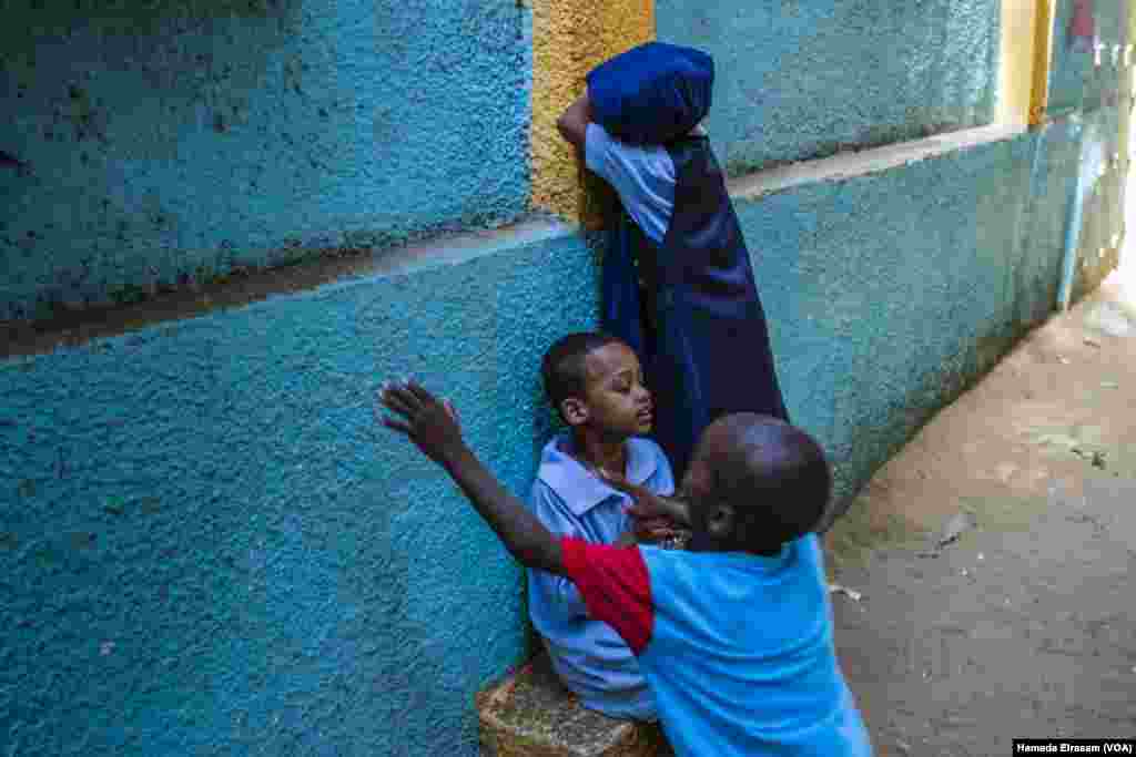 Anak-anak pengungsi di Sekolah Harapan Afrika bermain petak umpet di sekolah, 14 September 2017, Kairo, Mesir.