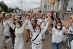 Mujeres bielorrusas vestidas de blanco protestan contra la violencia policial en Minsk el 12 de agosto de 2020.