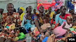 Mujeres y niños se reúnen en el Centro de Nutrición Koat en el condado de Akobo, un refugio vital de esperanza para más de 500 niños desnutridos, mujeres embarazadas y madres lactantes. (Sheila Ponnie/VOA)