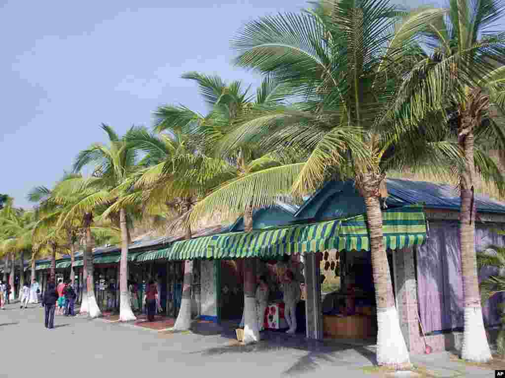 海南的旅游胜地三亚的一条街道