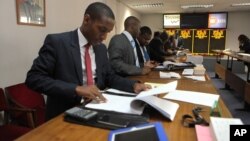 FILE:raders work at the Zimbabwe Stock Exchange in Harare, Tuesday, Aug. 6, 2013. 