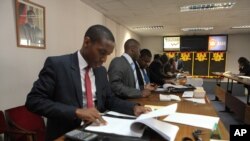 Les traders travaillent à la Bourse du Zimbabwe à Harare, le mardi 6 août 2013. (AP Photo/Tsvangirayi Mukwazhi)