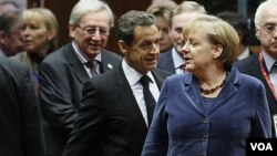 Sarkozy anunció que junto a Merkel presentará la semana próxima un nuevo plan para rescatar a Europa de la crisis de deuda que enfrenta y salvar al euro como moneda común.