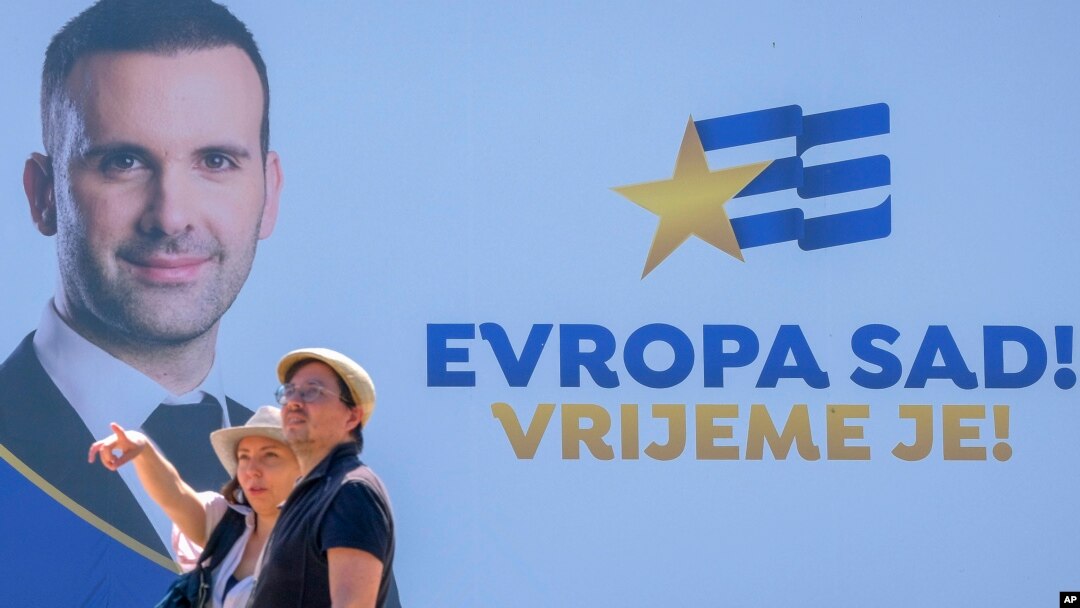 ARHIVA - Predizborni poster Evrope sad u Podgorici (Foto: AP/Risto Božović)