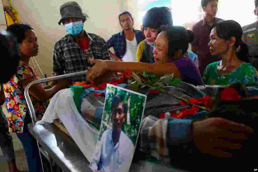 미얀마 양곤에서 군부 쿠데타 반대 시위 도중 군경의 유혈진압으로 숨진 시민의 장례식이 치러졌다.