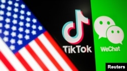 Una bandera de EE. UU. se observa junto a los logos de Tik Tok y WeChat en un teléfono celular el 8 de septiembre de 2020.