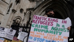 Manifestante anti-deportação pelo governo britânico de migrantes para o Ruanda