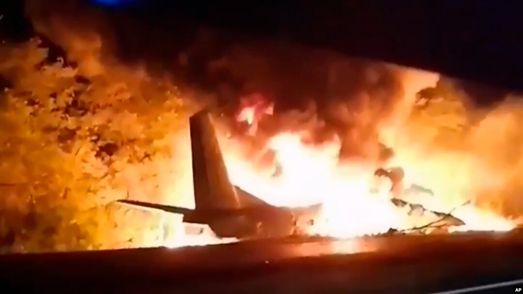 Video greb snimka ukrajinskog Ministarstva za vanredne situacije na kojoj se vidi vojni avion AN-26 u plamenu nakon pada u gradu Čugujev, u blizini Harkova, Ukrajina, 25. septembra 2020.