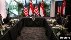 La vicepresidenta de EE. UU., Kamala Harris, durante una mesa redonda en Singapur el 24 de agosto de 2021.