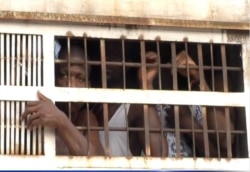 Prisoners are taken from the Kondengui Central Prison in Yaounde, Cameroon, July 23, 2019. (M. Kindzeka/VOA)