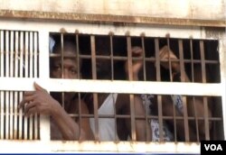 Prisoners are taken from the Kondengui Central Prison in Yaounde, Cameroon, July 23, 2019. (M. Kindzeka/VOA)