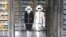 Dua orang model membawakan pakaian koleksi rumah mode Chanel dalam Pekan Mode di Paris, Perancis (4/10). (Reuters/Charles Platiau)