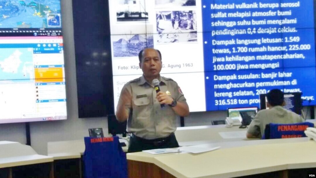 Kepala pusat data informasi dan hubungan masyarakat BNPB, Sutopo Purwo Nugroho dalam konferensi pers di kantornya hari Senin 25/9. (Foto: VOA/Fathiyah).