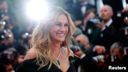 FILE - Cast member Julia Roberts poses on the red carpet as she arrives for the screening of the film "Money Monster" out of competition at the 69th Cannes Film Festival in Cannes, France, May 12, 2016. 
