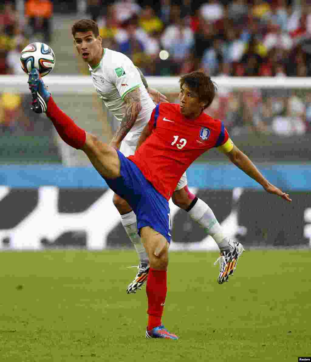 الجیریا کے مدجانی اور جنوبی کوریا کے کو برازیل فٹ بال ورلڈ کپ کے گروپ ایچ کے دوران مدّمقابل