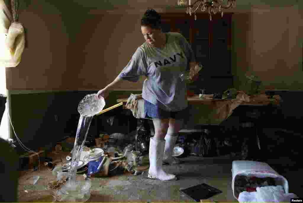 Marilyn Mays sèche sa vaisselle dans le salon de la maison de sa mère à Denham Springs, Louisiane, le 17 août 2016.