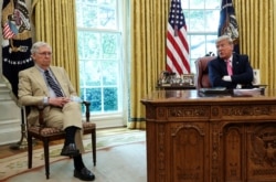 Rais Donald Trump (kulia) akizungumza na kiongozi wa waliowengi Baraza la Seneti Mitch McConnell White House in Washington, Julai 20, 2020.