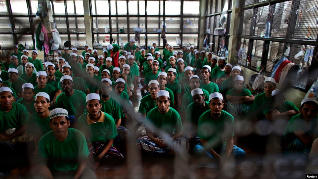 Para pengungsi muslim Rohingya berkumpul saat bulan Ramadhan di tempat penahanan imigran di provinsi Kanchanaburi, Thailand (foto: dok). 