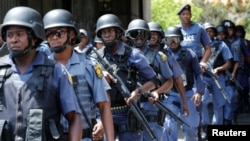 Des policiers anti-émeute patrouillent à l'Université de Johannesburg du Witwatersrand, Afrique du Sud, 11 octobre 2016.