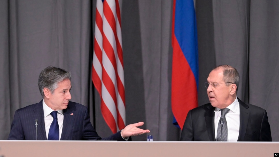 Menteri Luar Negeri AS Antony Blinken, kiri, dan Menteri Luar Negeri Rusia Sergey Lavrov bertemu di sela-sela pertemuan Organisasi untuk Keamanan dan Kerjasama di Eropa (OSCE), di Stockholm, Swedia, Kamis, 2 Desember 2021. (Foto: AP)