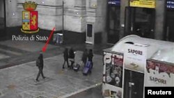 Foto de Anis Amri, el sospechoso del atentado en Berlín, caminando en Mil poco antes de ser abatido a tiros.