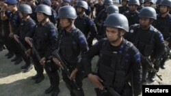 Police officers listen to an instruction during a ceremony as part of a security preparation ahead of commemorations of the tenth anniversary of the Bali bomb blasts, in Denpasar, Bali, October 10, 2012.. 