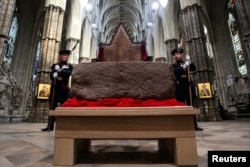 سنگ سرنوشت، سنگ تشریفاتی باستانی است که توسط پادشاه ادوارد اول در سال ۱۲۹۶ از اسکاتلندی‌ها ضبط شده است