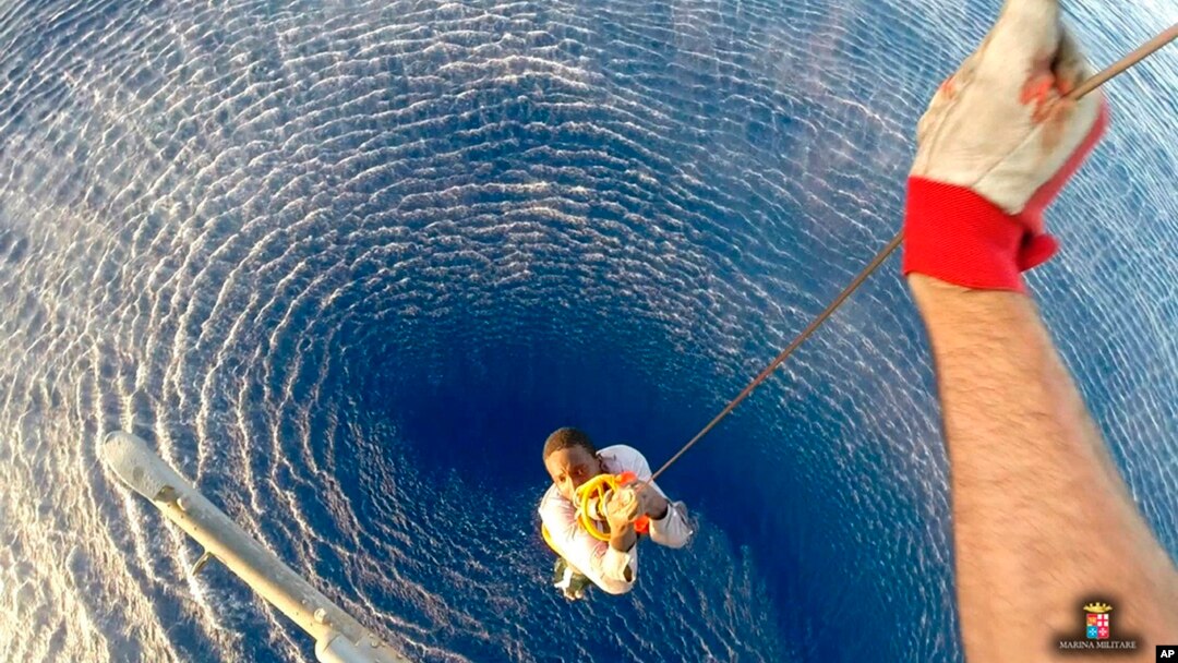 意大利發布的一張圖片顯示，8月12日一名地中海船民由意大利海軍救上一艘船上。
