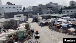 资料照片：加沙希法医院院内巴勒斯坦人的避难营帐。(2023年11月12日）