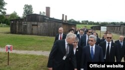 Imagem de arquivo do Presidente arménio Sargsyan de visita ao Museu Majdanek 