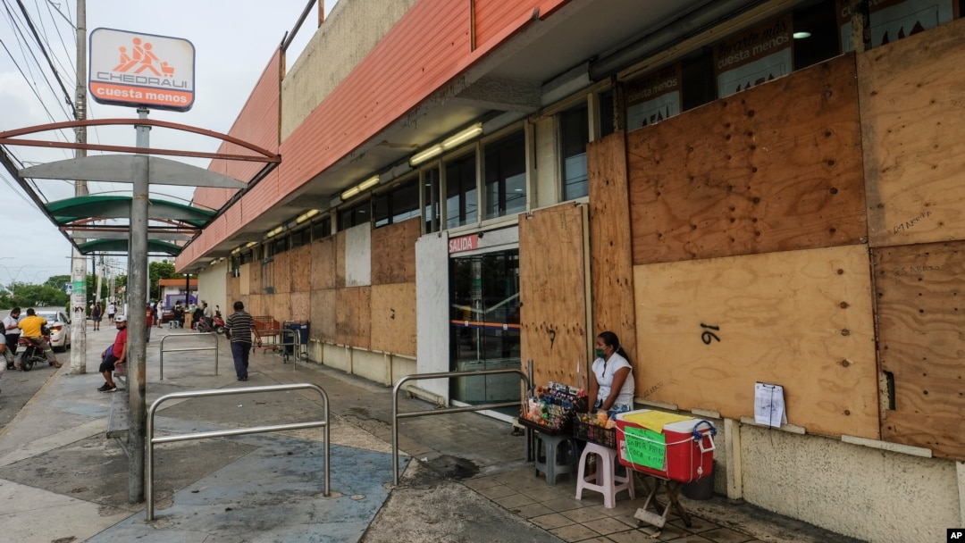 Pusat-pusat pertokoan memasang papan triplek untuk melindungi kaca-kaca saat badai Zeta mendekati kawasan pantai Cancun, Meksiko. 