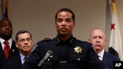 Sacramento Police Chief Daniel Hahn (C) flanked by California Attorney General Xavier Becerra (2nd-L), and Sacramento Mayor Darrell Steinberg (R) announced that he has asked Becerra's office to be part of an independent investigation of the shooting death of Stephon Clark by two Sacramento Police officers, March 27, 2018, in Sacramento, Calif. 