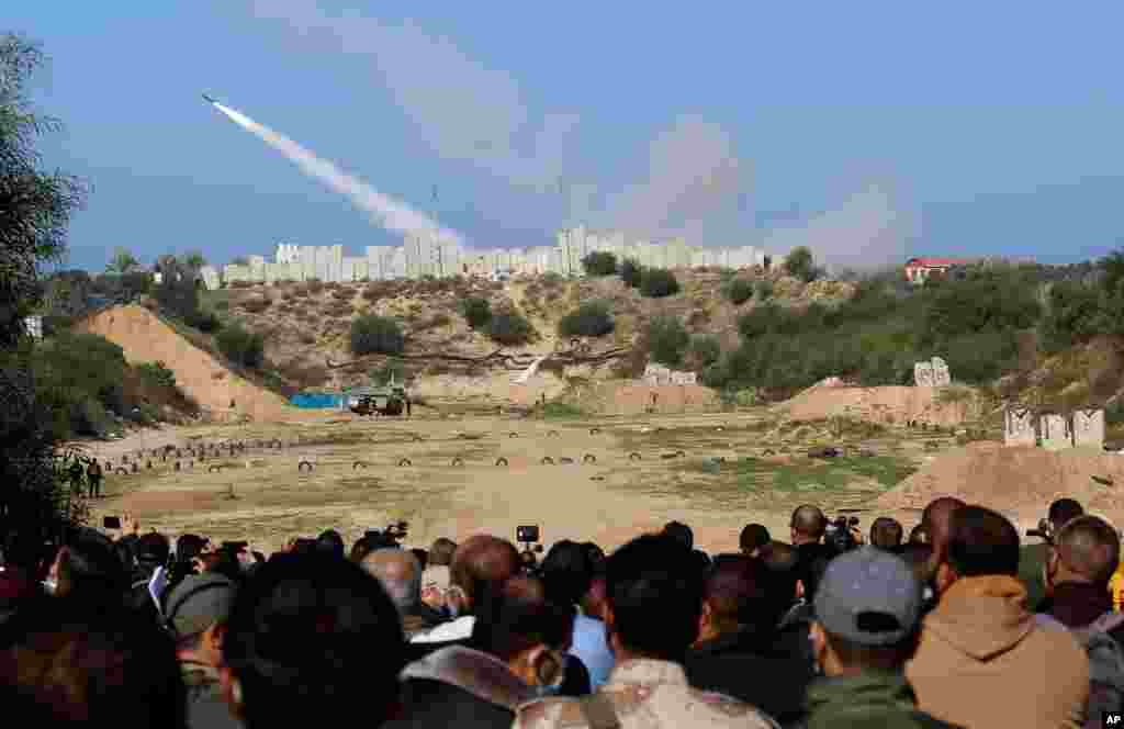 팔레스타인 무장세력이 가자시티 외곽에서 지중해로 로켓 발사 훈련을 실시했다.
