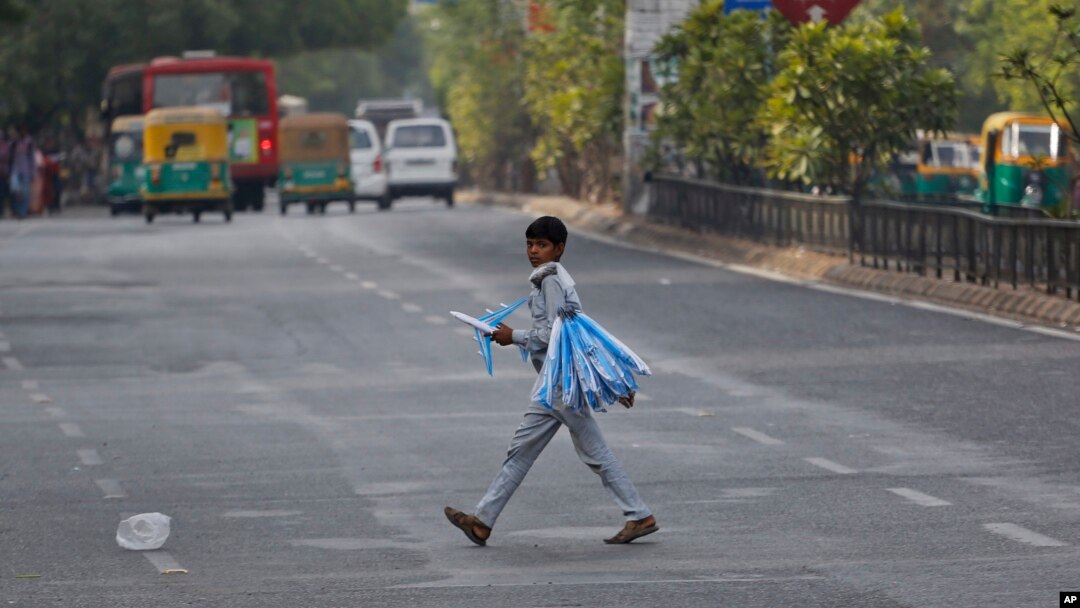 Anak laki-laki berjualan pesawat mainan di jalanan India. (Foto: dok.)