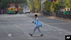 Anak laki-laki berjualan pesawat mainan di jalanan India. (Foto: dok.)