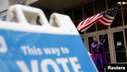 En la imagen de archivo un hombre ondea una bandera de EE. UU. para alentar a la gente a votar, fuera del Centro de Eventos de Campo de CenturyLink el día de las elecciones, en Seattle, Washington, EE. UU. El 3 de noviembre de 2020. 