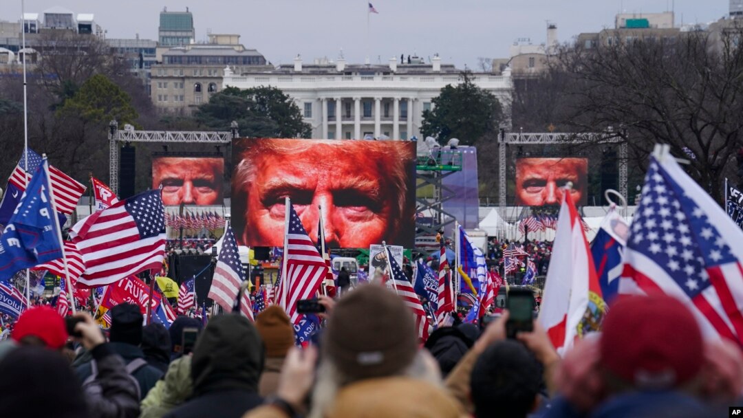 Para pendukung Donald Trump berpartisipasi dalam rapat umum di Washington DC, menjelang kerusuhan 6 Januari 2021 (foto: dok). 