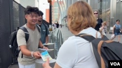 来自维吉尼亚州的瑞安正在发传单，摄于911纪念广场周边。(2026年9月10日)